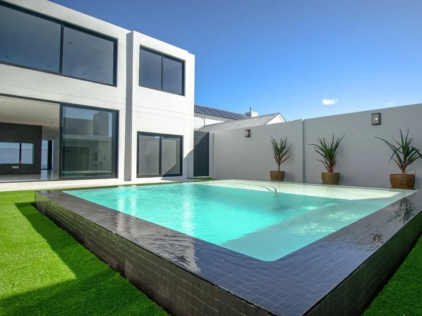 Exterior photo 5