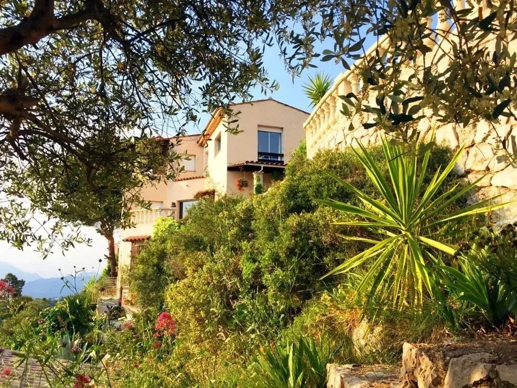 Exterior photo 2