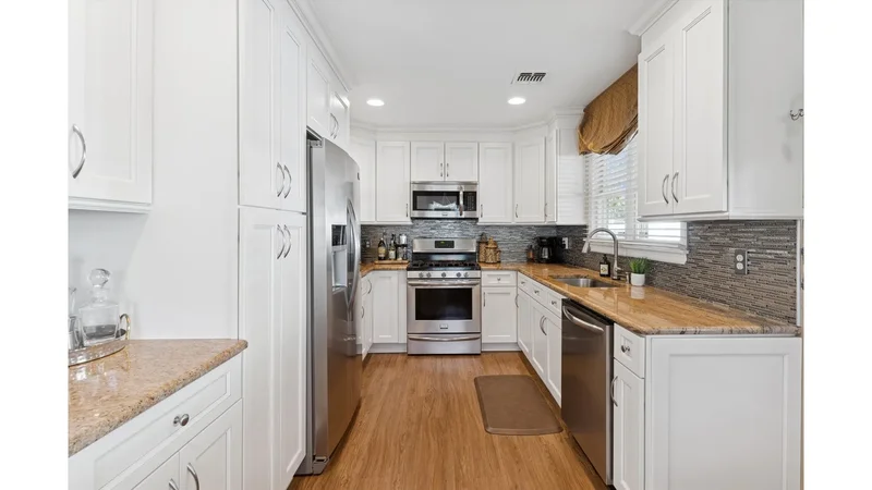 31 Grand Central Avenue, Amityville, New York, United States. - Photo 3