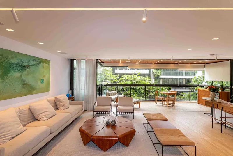 Renovated Apartment With Lateral Sea View In Leblon