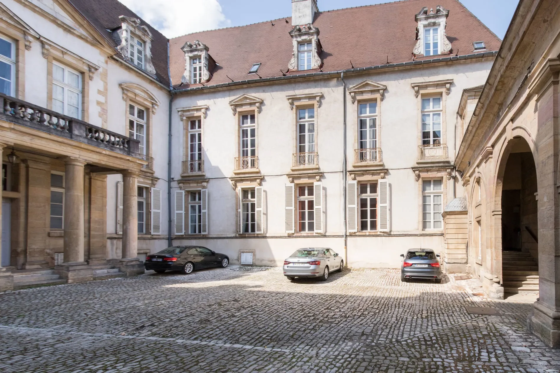 Exterior photo 2