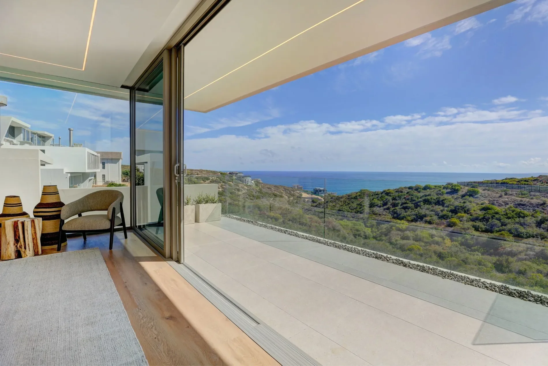 Exterior photo 6