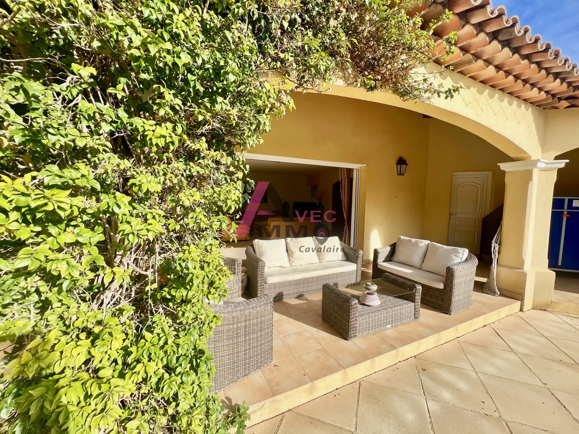 Exterior photo 6