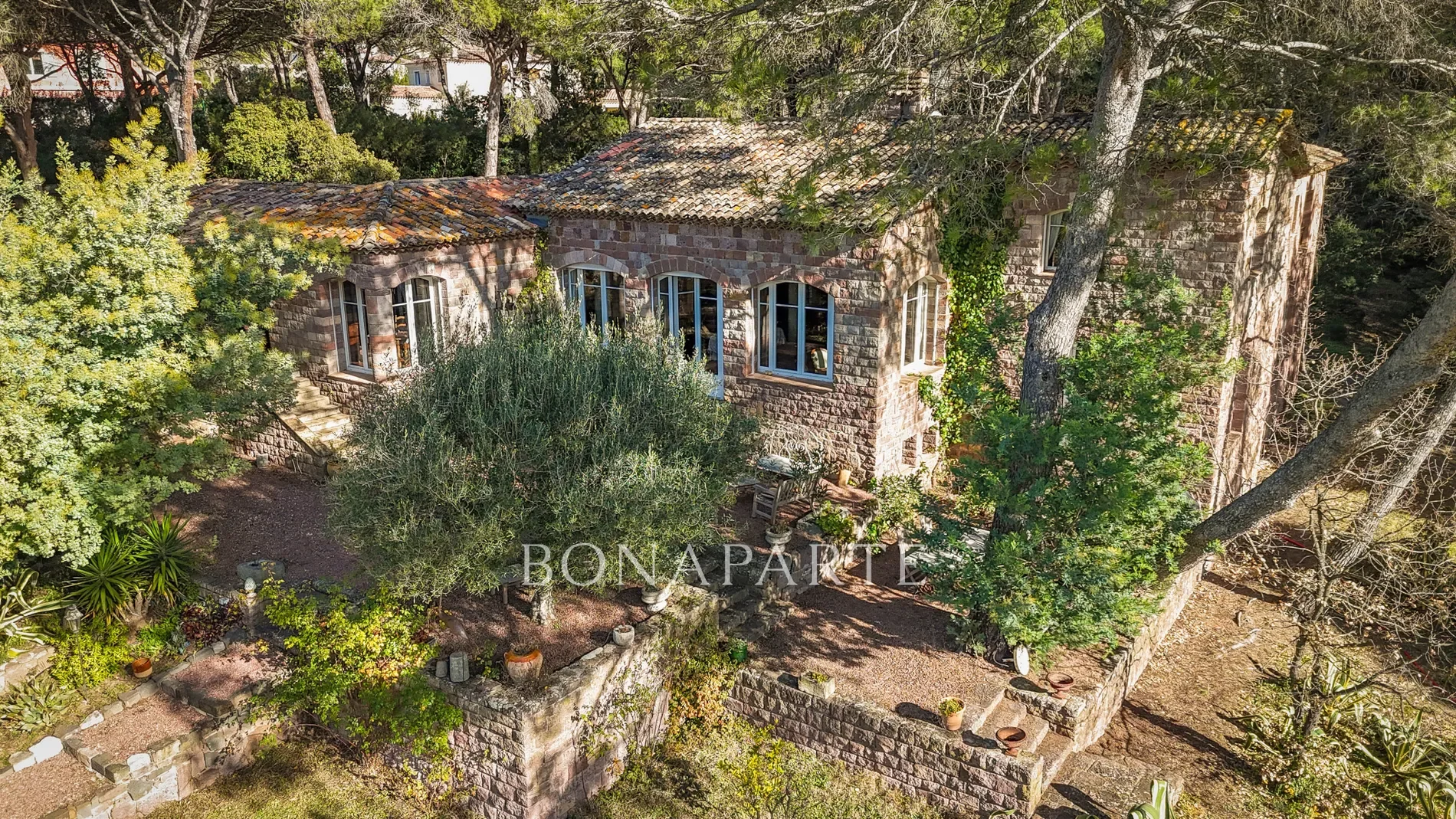 Exterior photo 9
