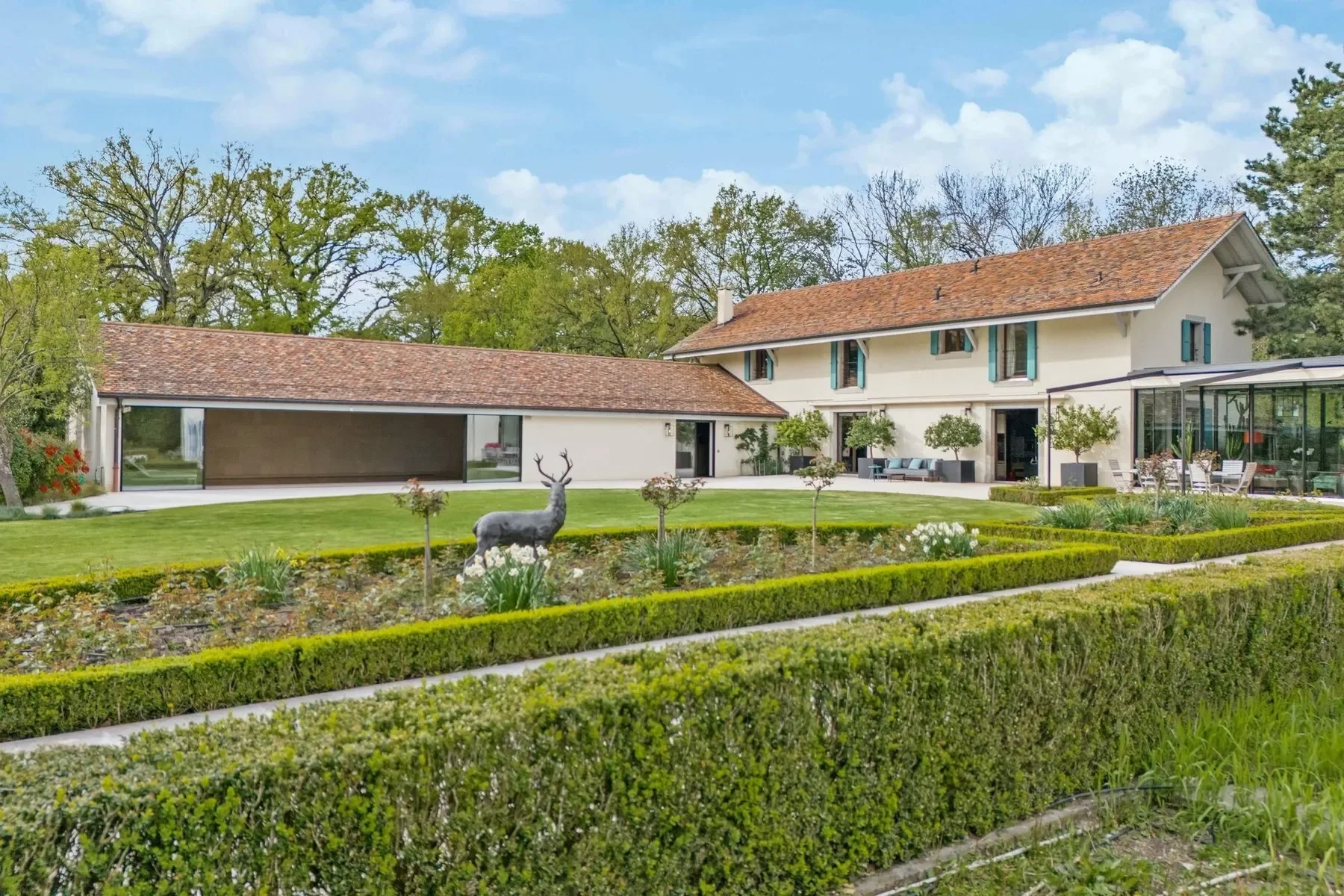 Exterior photo 5