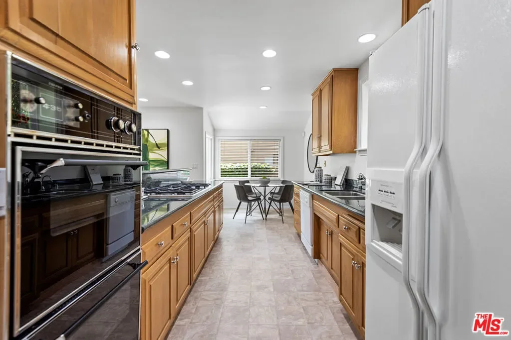 1247 N Bundy Drive, Los Angeles, California, United States. - Photo 29