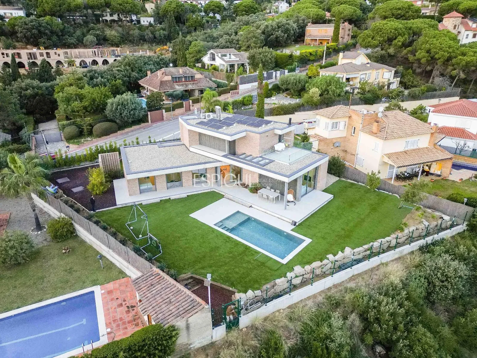 Exterior photo 9