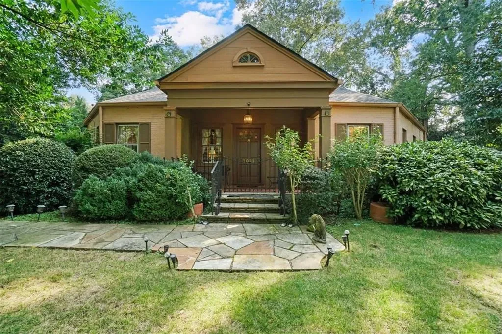 Exterior photo 2