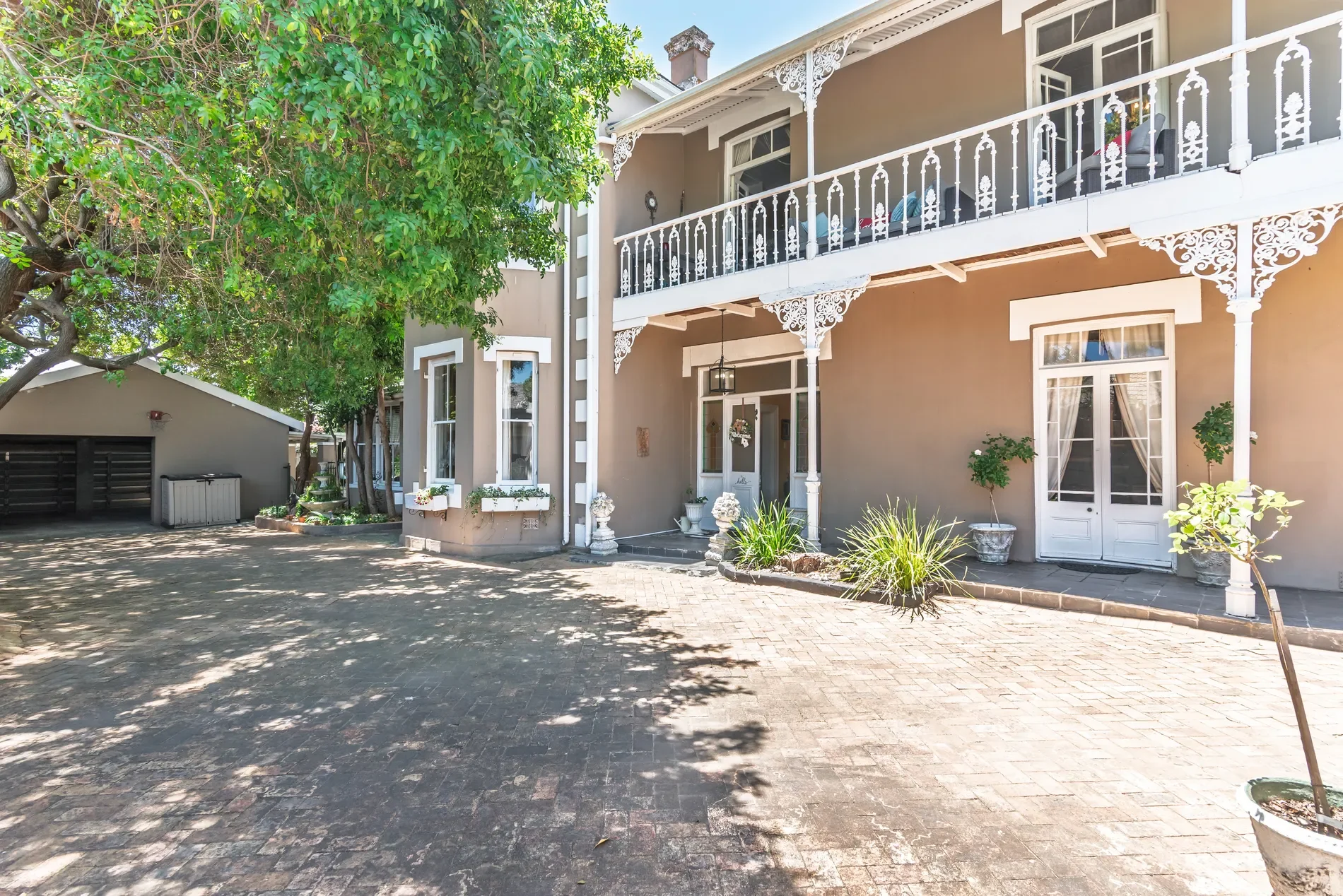Exterior photo 9