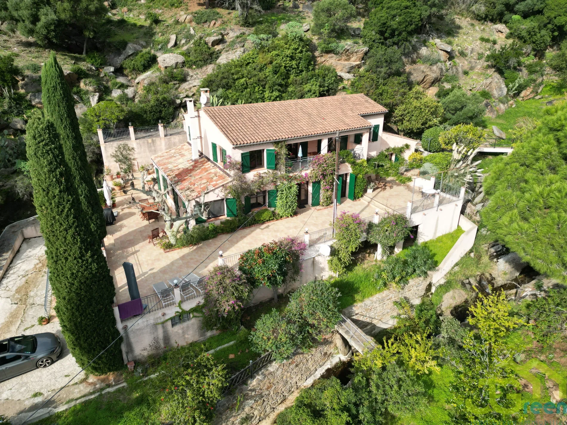 Exterior photo 8