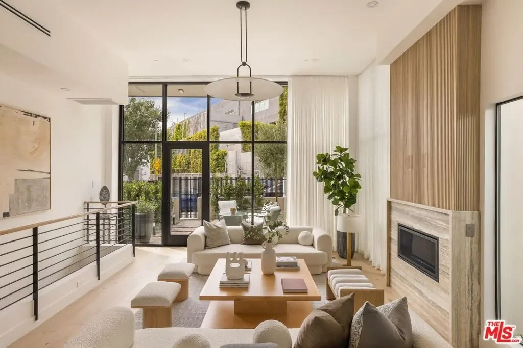 922 N West Knoll Drive, Los Angeles, California, United States. - Photo 9