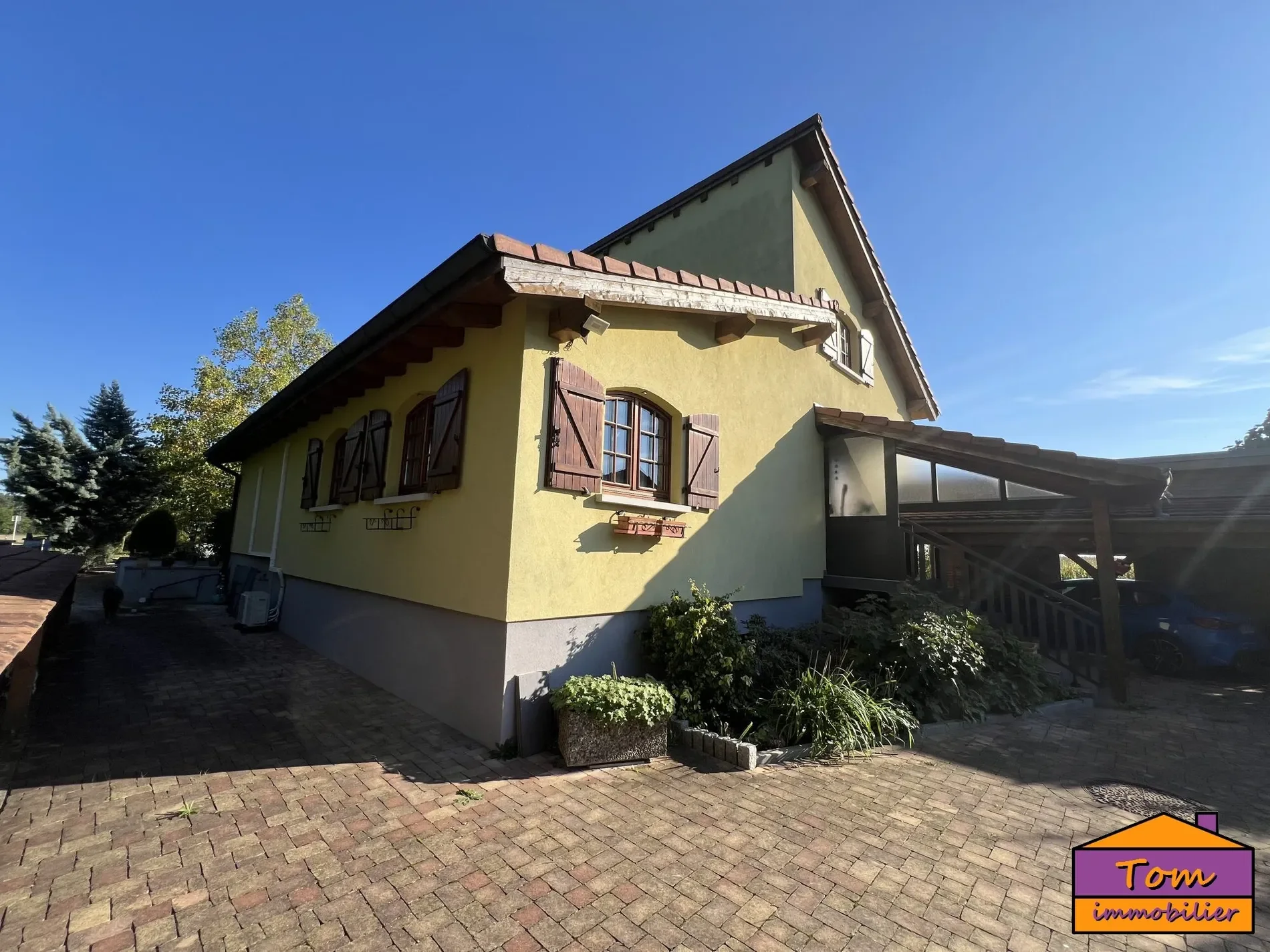 Exterior photo 3