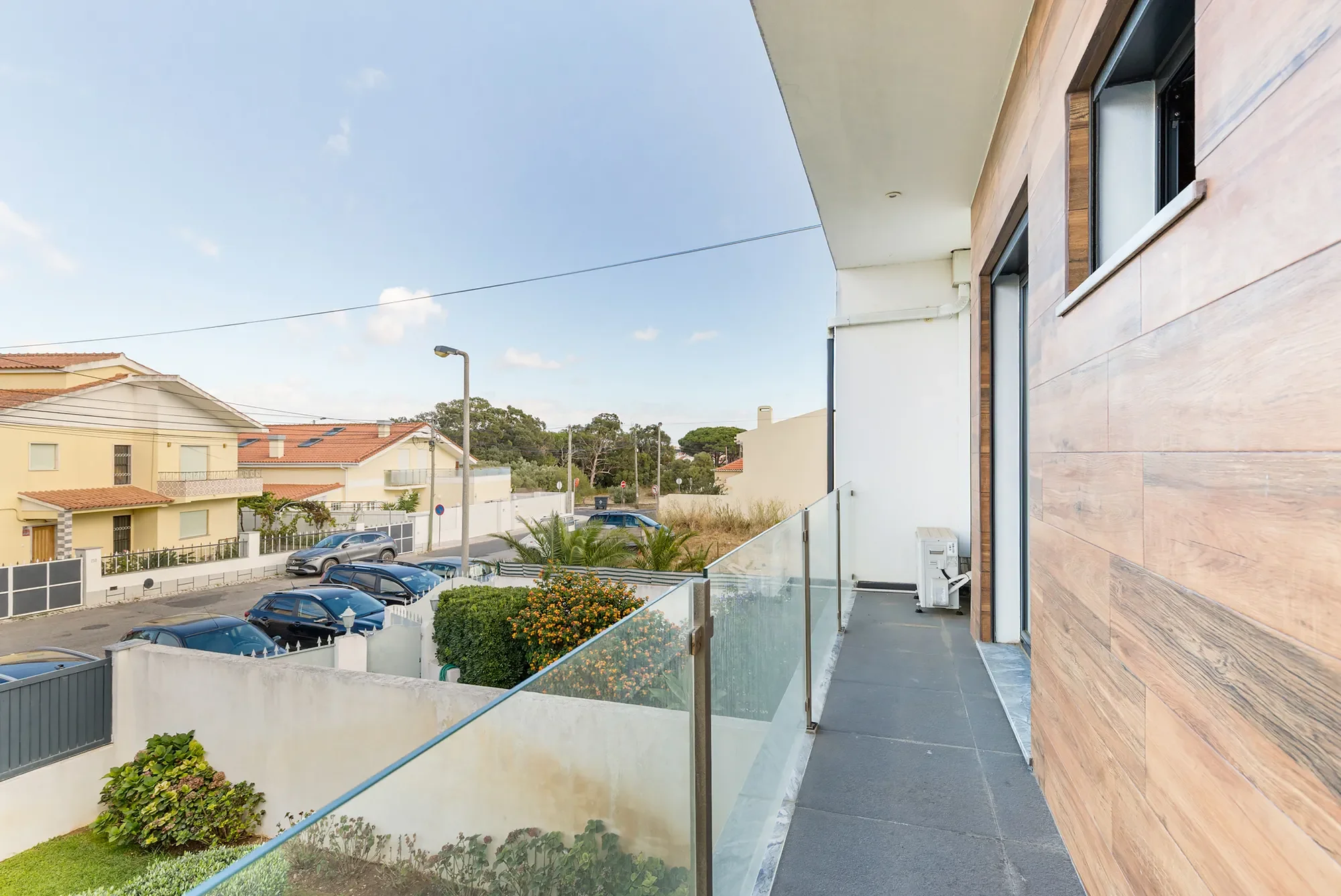 Exterior photo 5