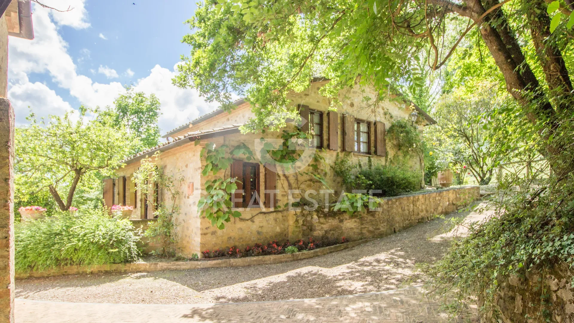 Exterior photo 5