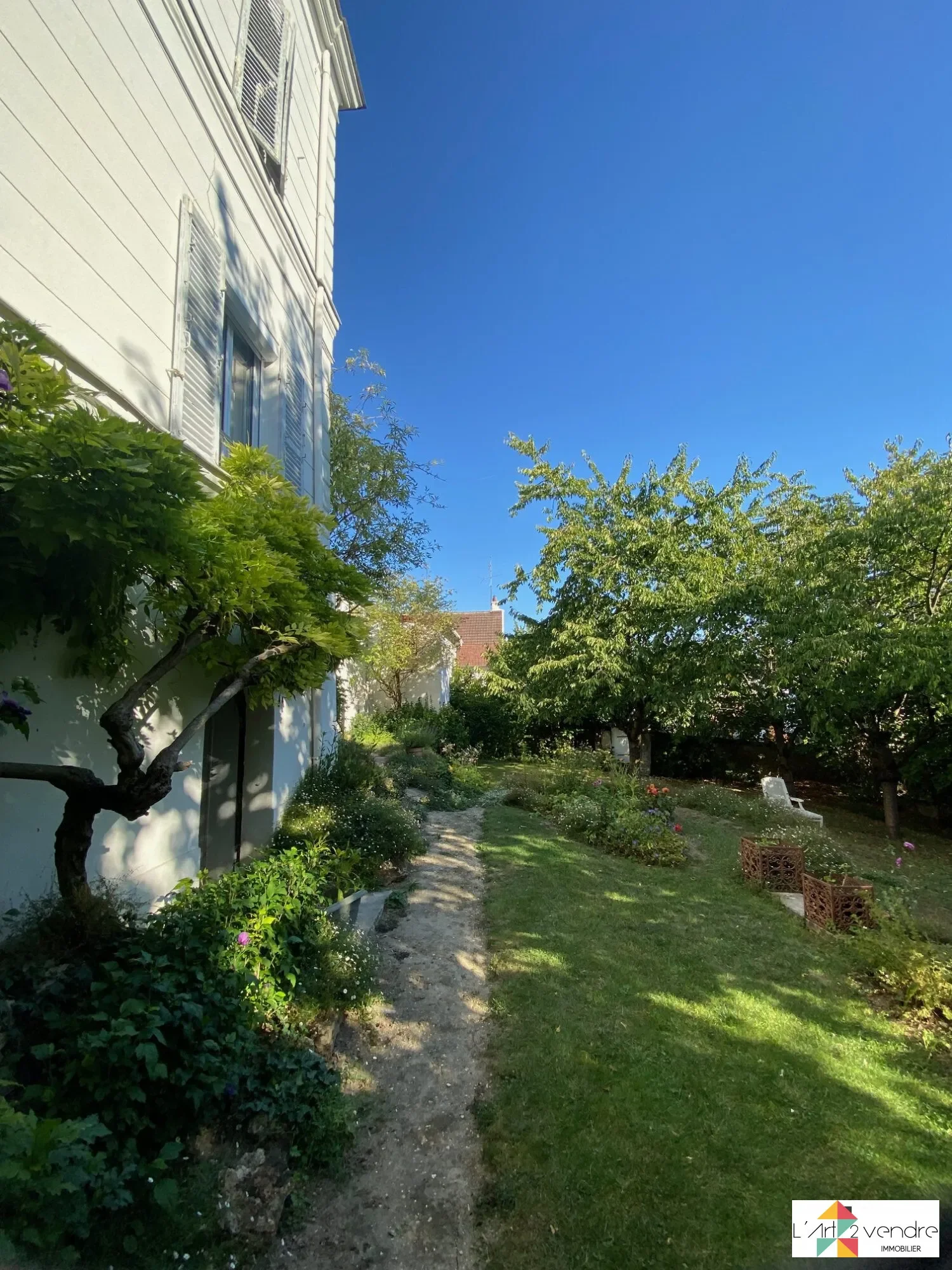 Exterior photo 4