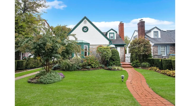 18 School Street - Malverne, New York