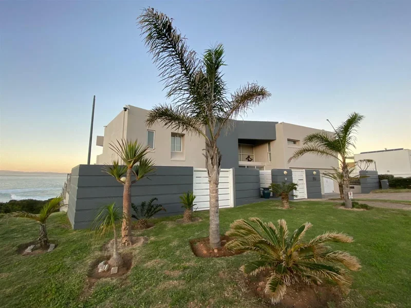 House For Sale in Wavecrest, Jeffreys Bay
