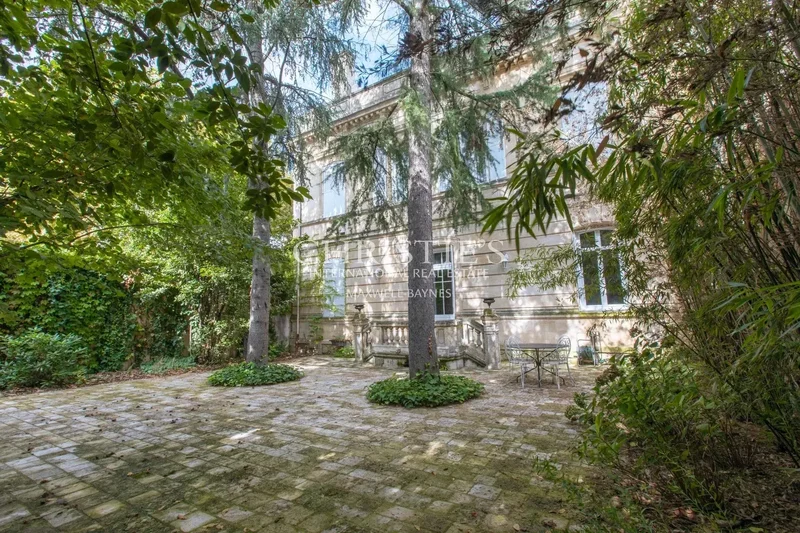 Magnificent Private Mansion: 6 bedrooms, double garage, garden