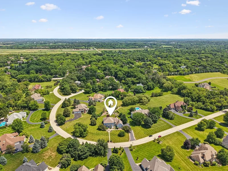 6605 Oakwood Manor Drive, Crystal Lake, Illinois, United States. - Photo 3
