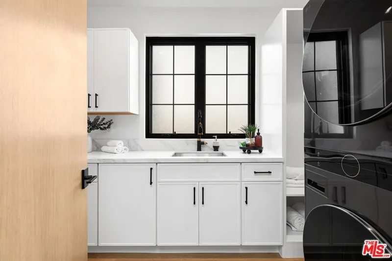 2565 Patricia Avenue, Los Angeles, California, United States. - Photo 32