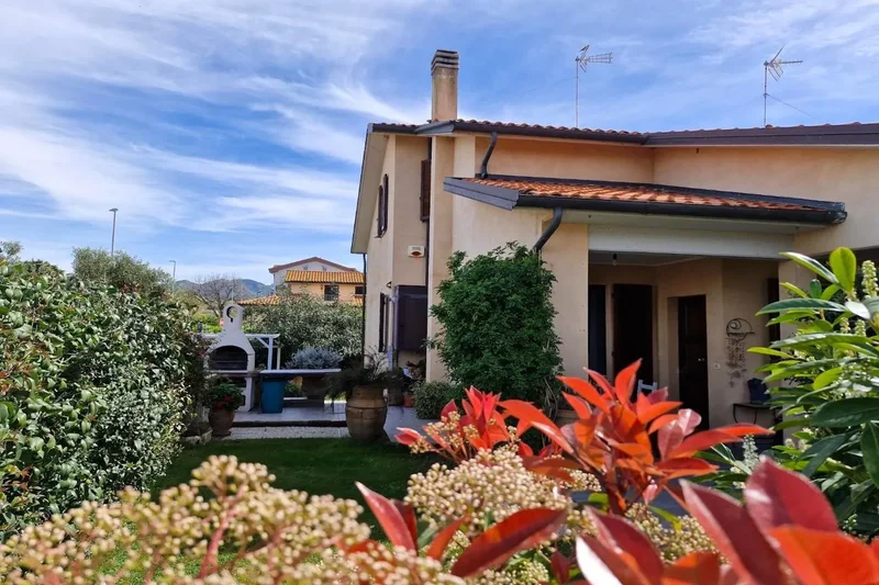 Semi-detached villa, renovated with private garden