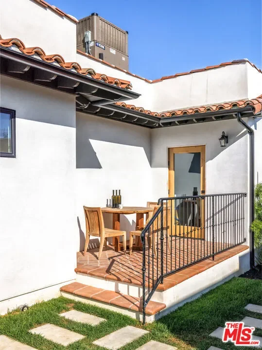 913 S Mullen Avenue, Los Angeles, California, United States. - Photo 6