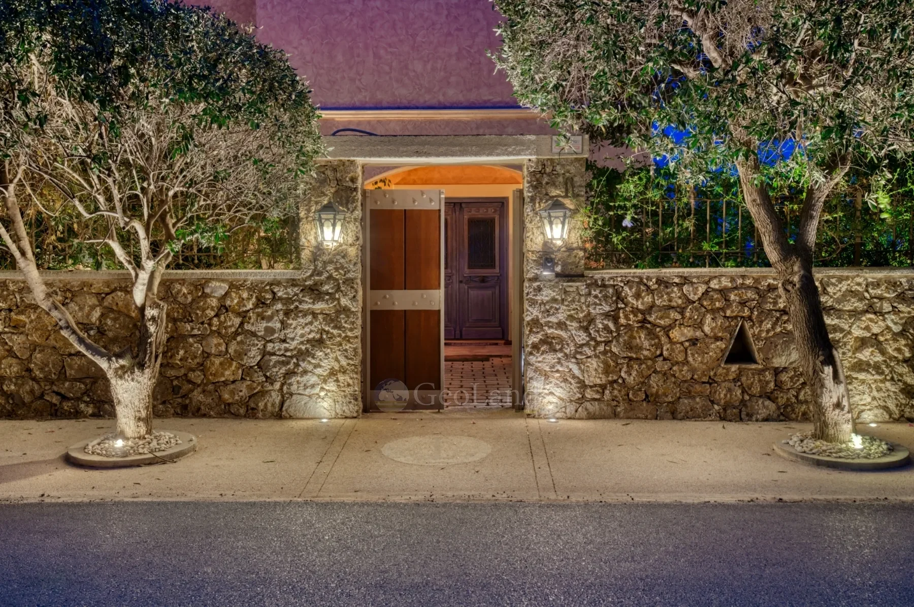 Exterior photo 5