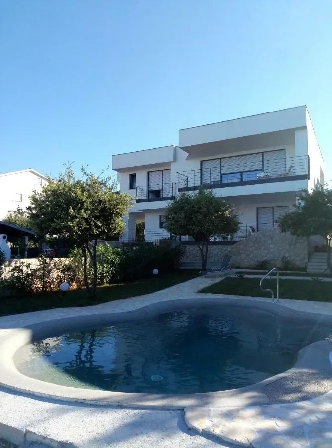 Exterior photo 5