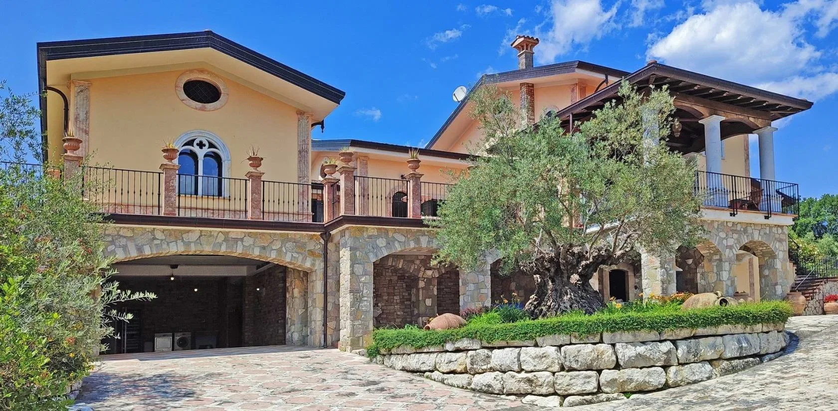 Exterior photo 12