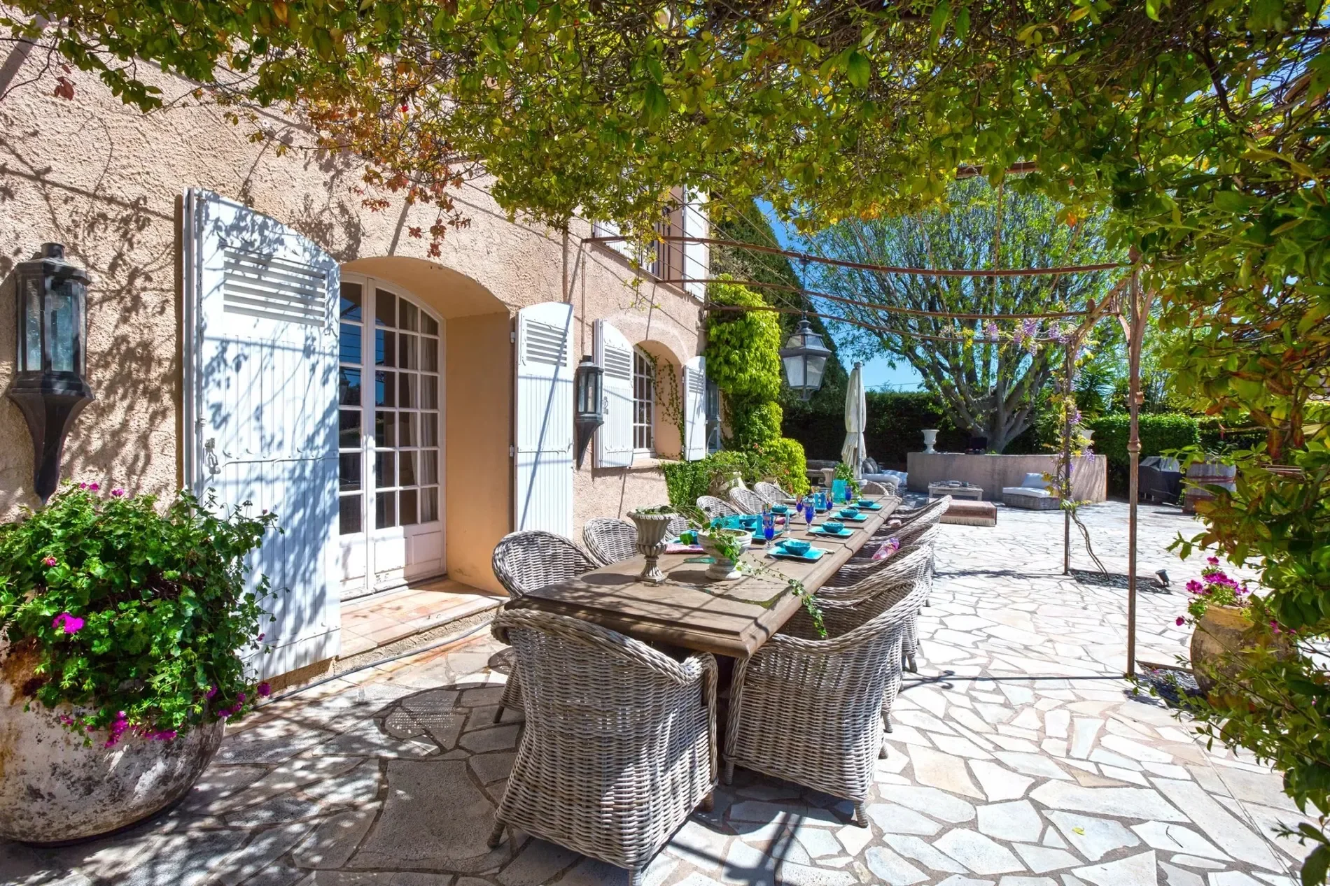 Exterior photo 6