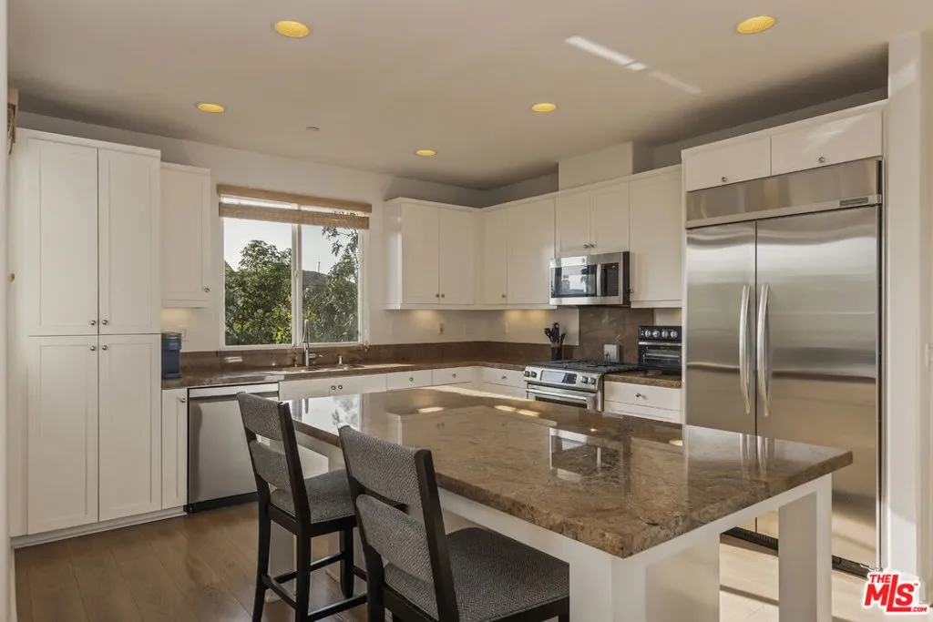 12887 Runway Road 3, Los Angeles, California, United States. - Hero Image