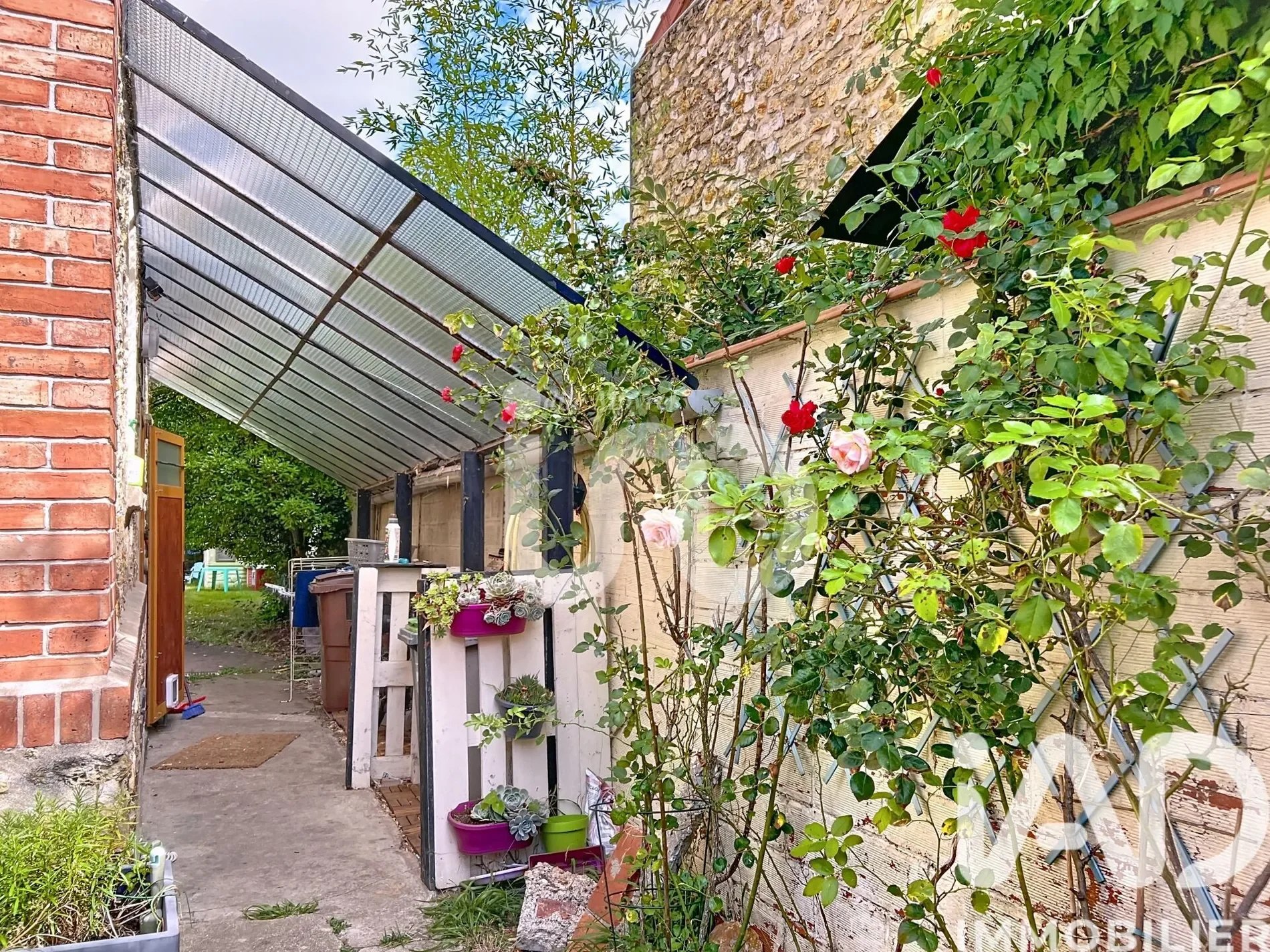 Exterior photo 4