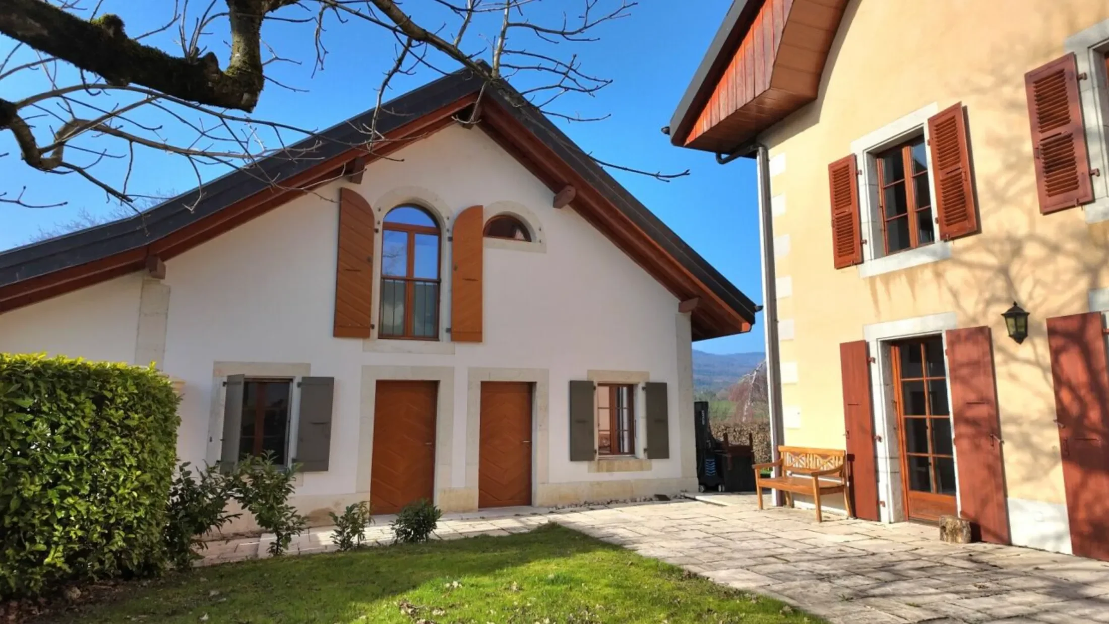 Exterior photo 2