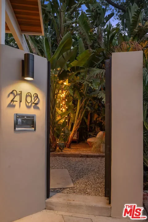 2102 Ridgemont Drive, Los Angeles, California, United States. - Photo 2