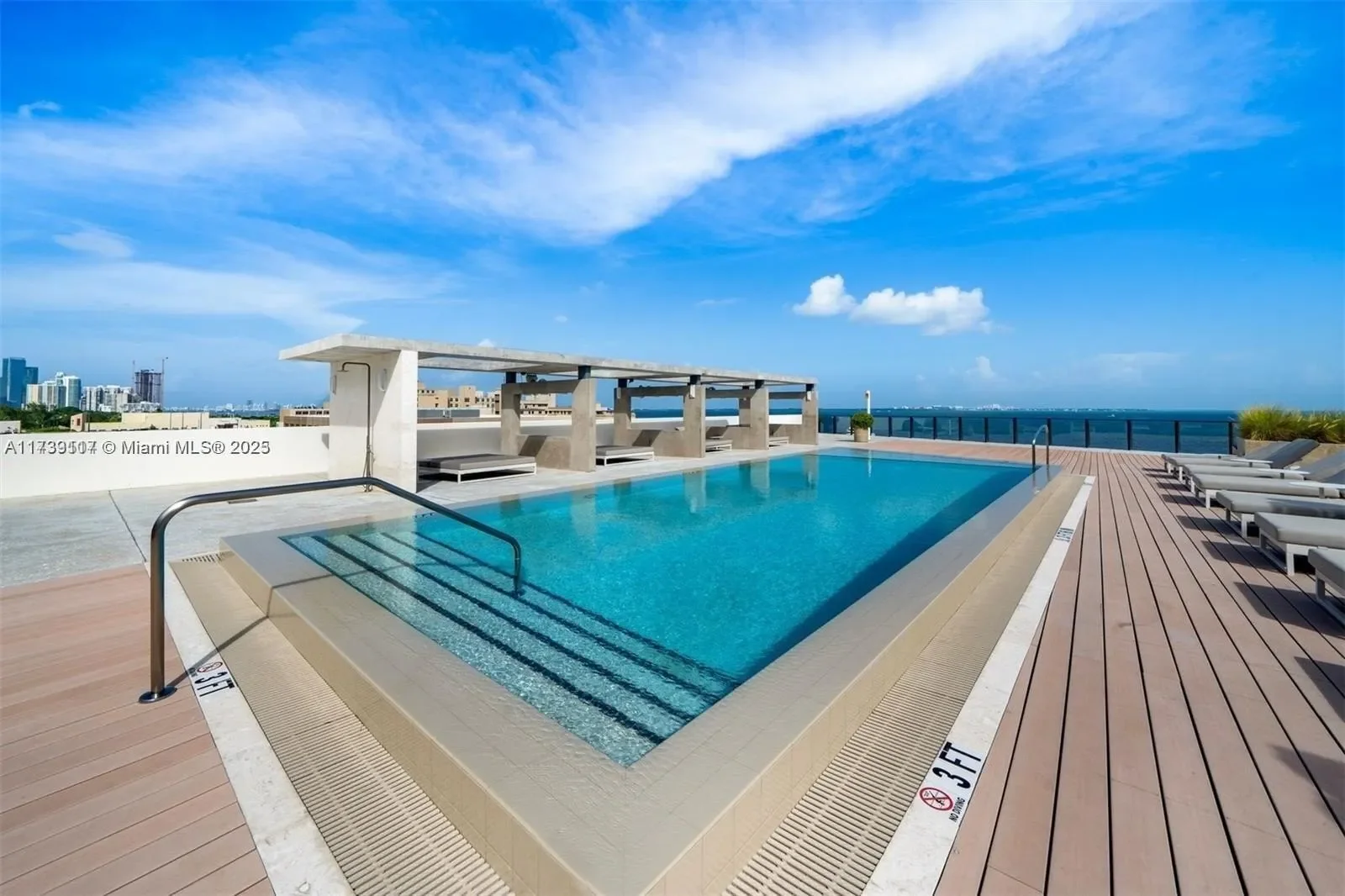 Exterior photo 5