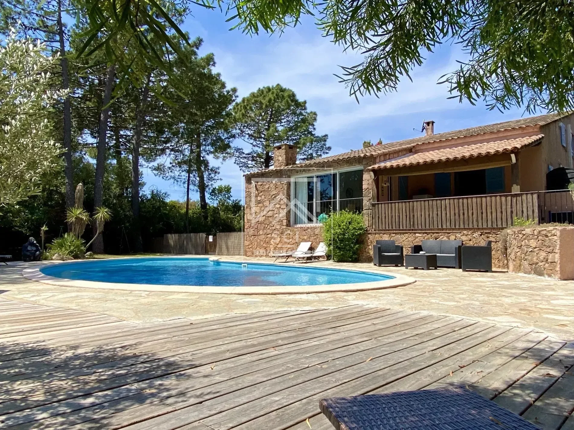 Exterior photo 6