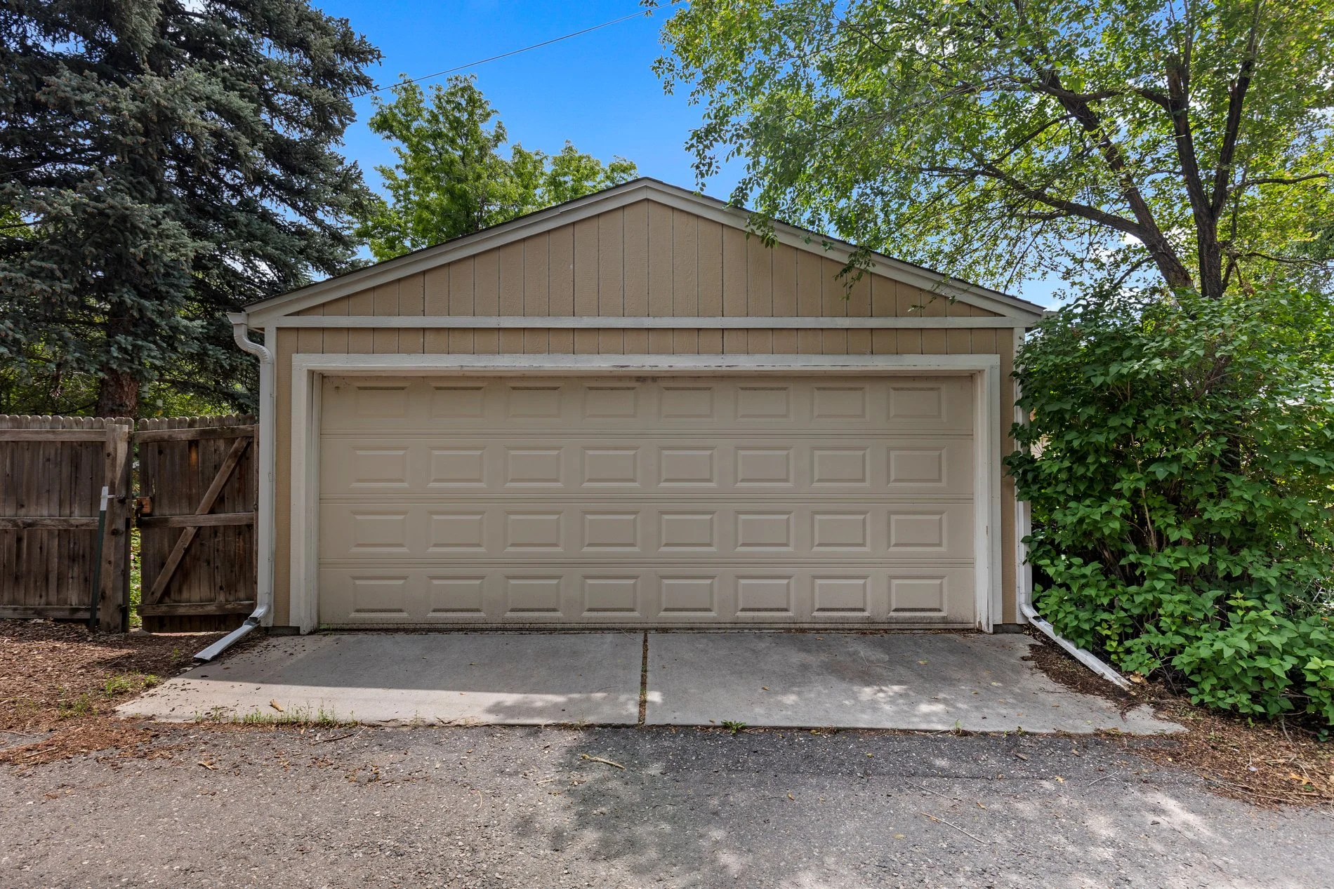 Exterior photo 8