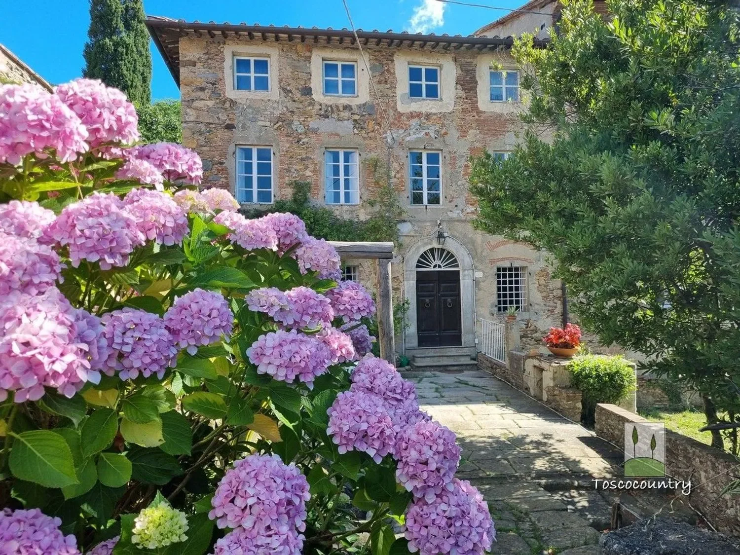 Exterior photo 6