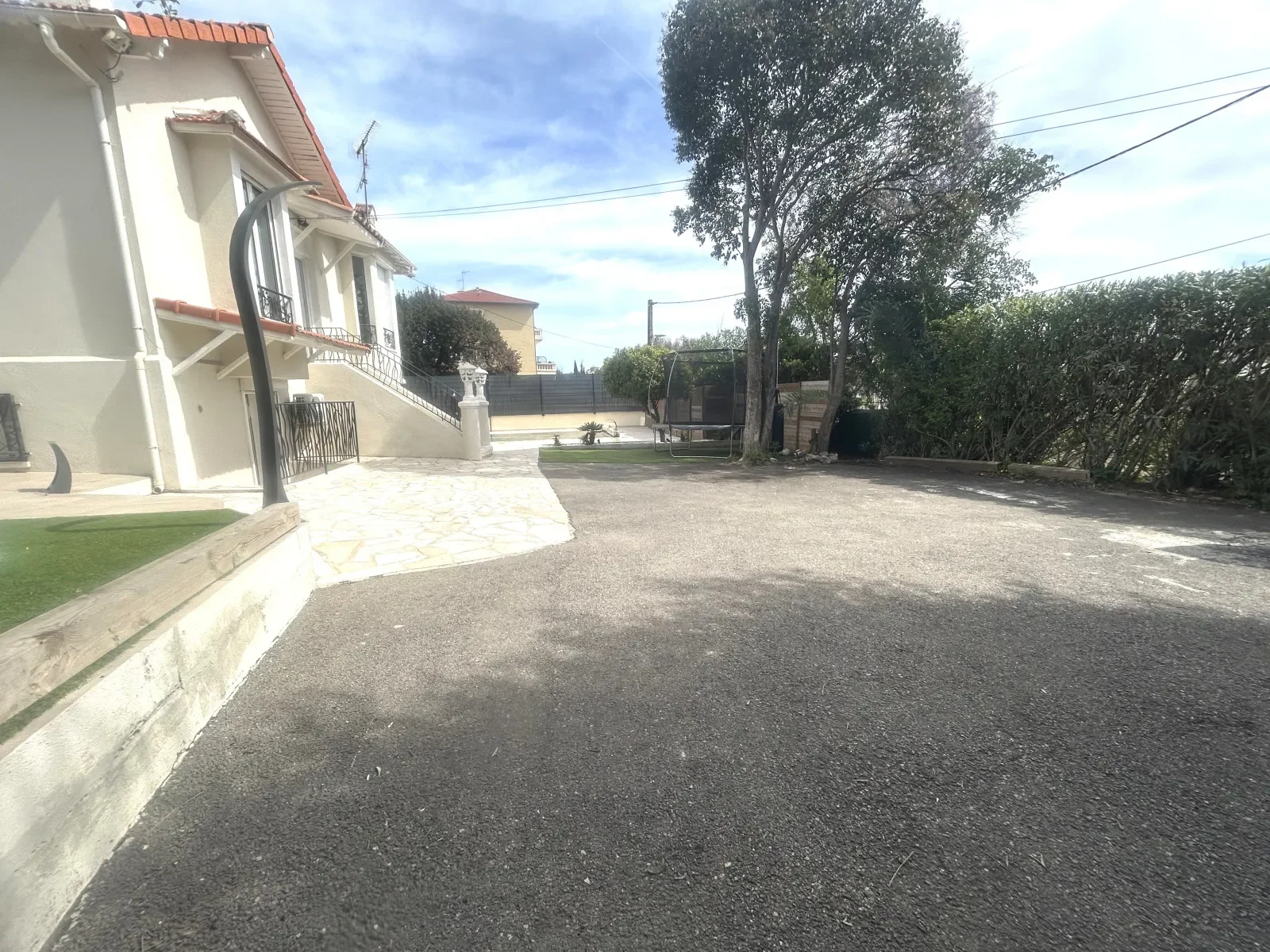 Exterior photo 8