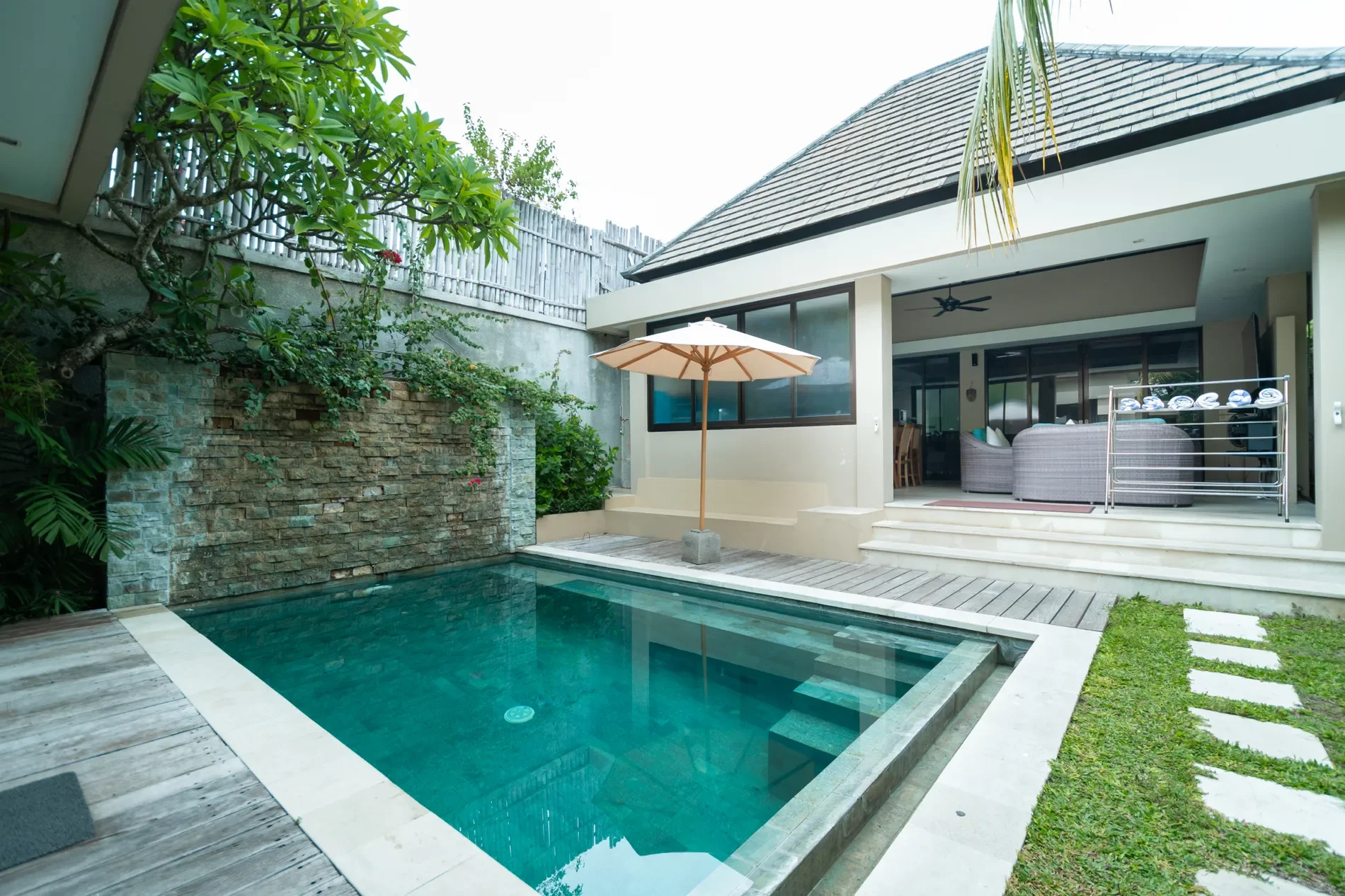 Exterior photo 2