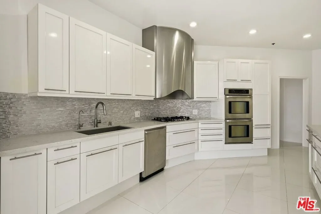 840 N Croft Avenue 301, Los Angeles, California, United States. - Photo 8