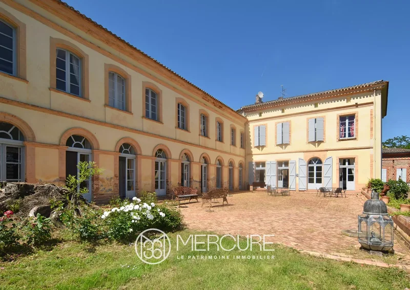 MAGNIFICENT 18TH-C CHATEAU - PARK & SWIMMING POOL