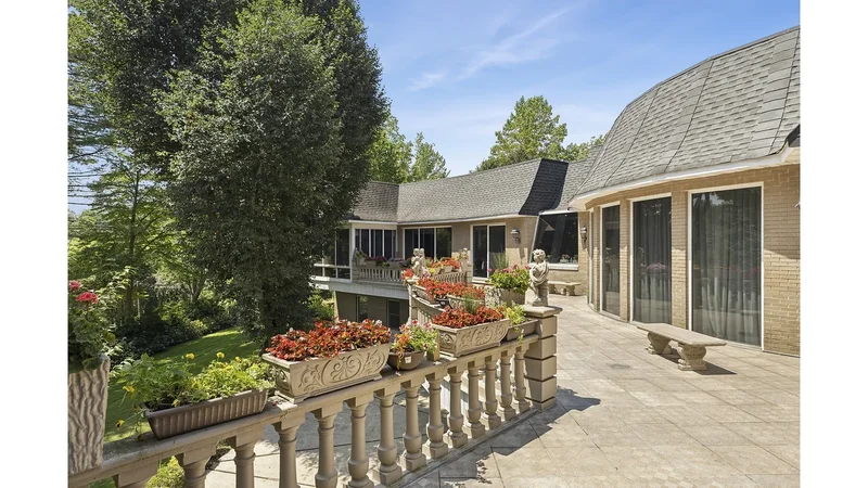 13 Chanticlare Drive - Manhasset, New York
