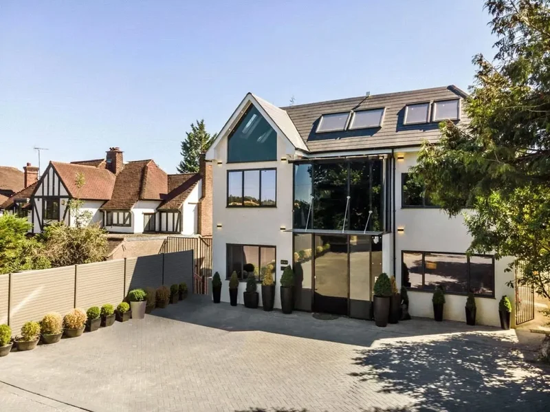 5 bed Detached House for Sale in EN4