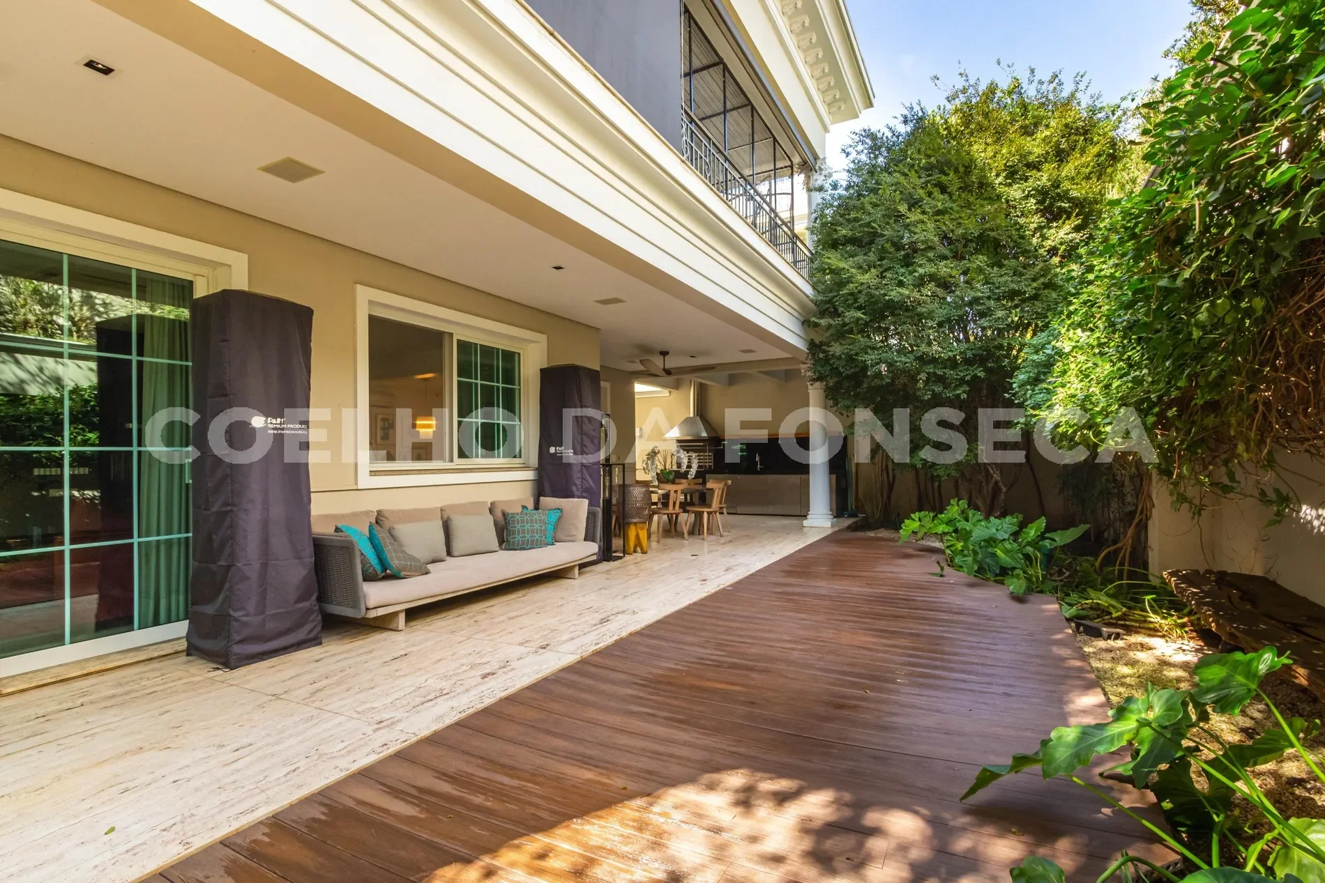 Exterior photo 1