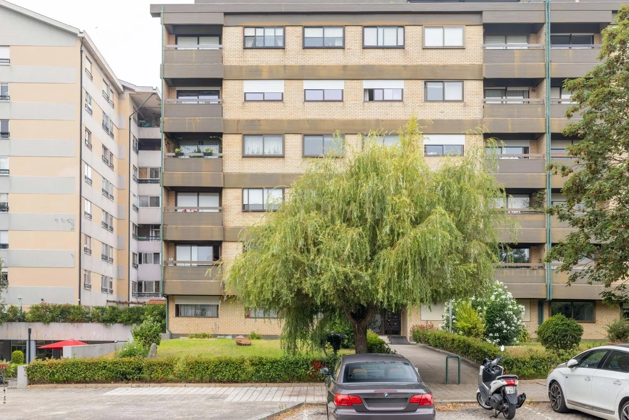 Exterior photo 4