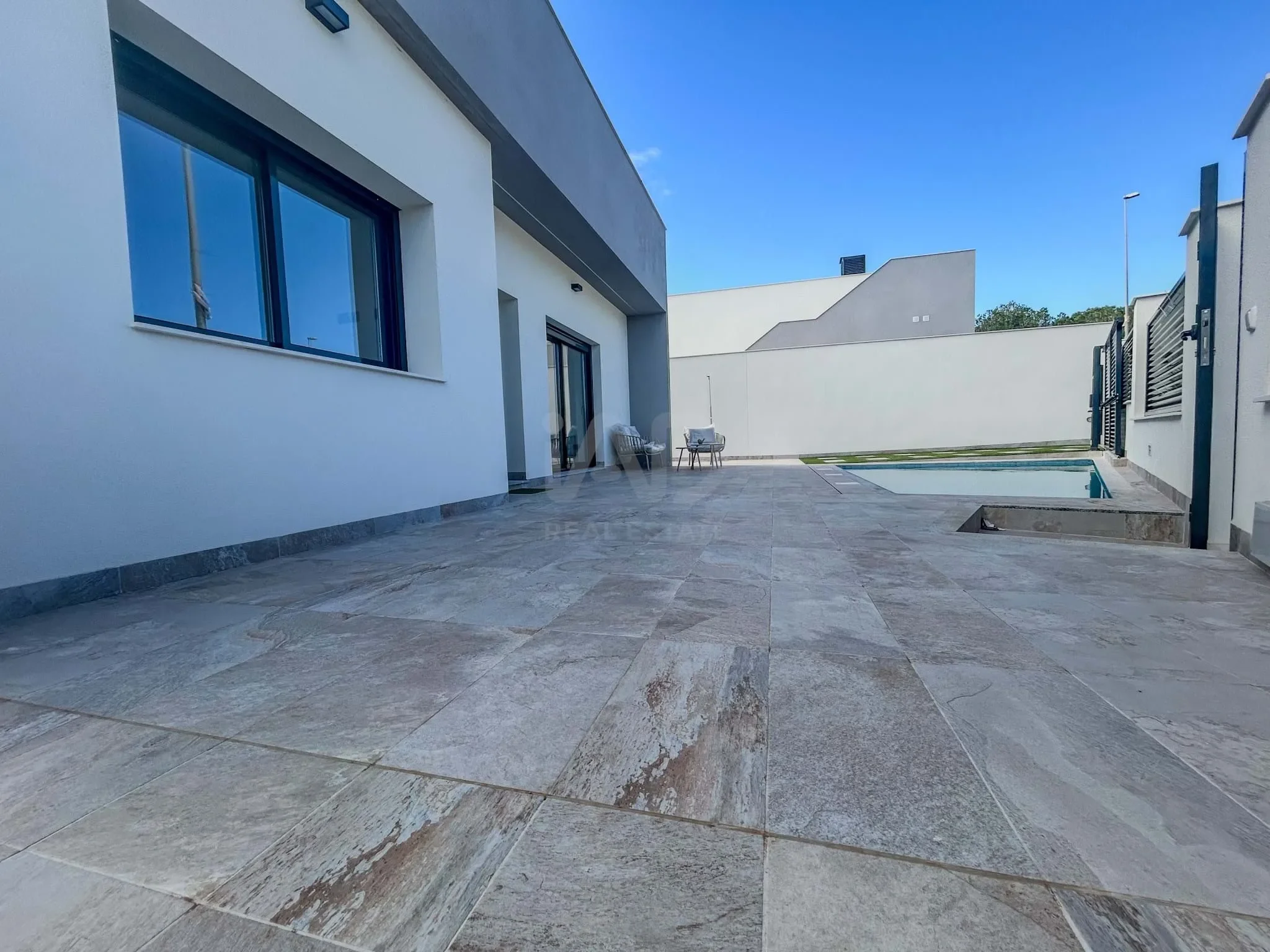 Exterior photo 4