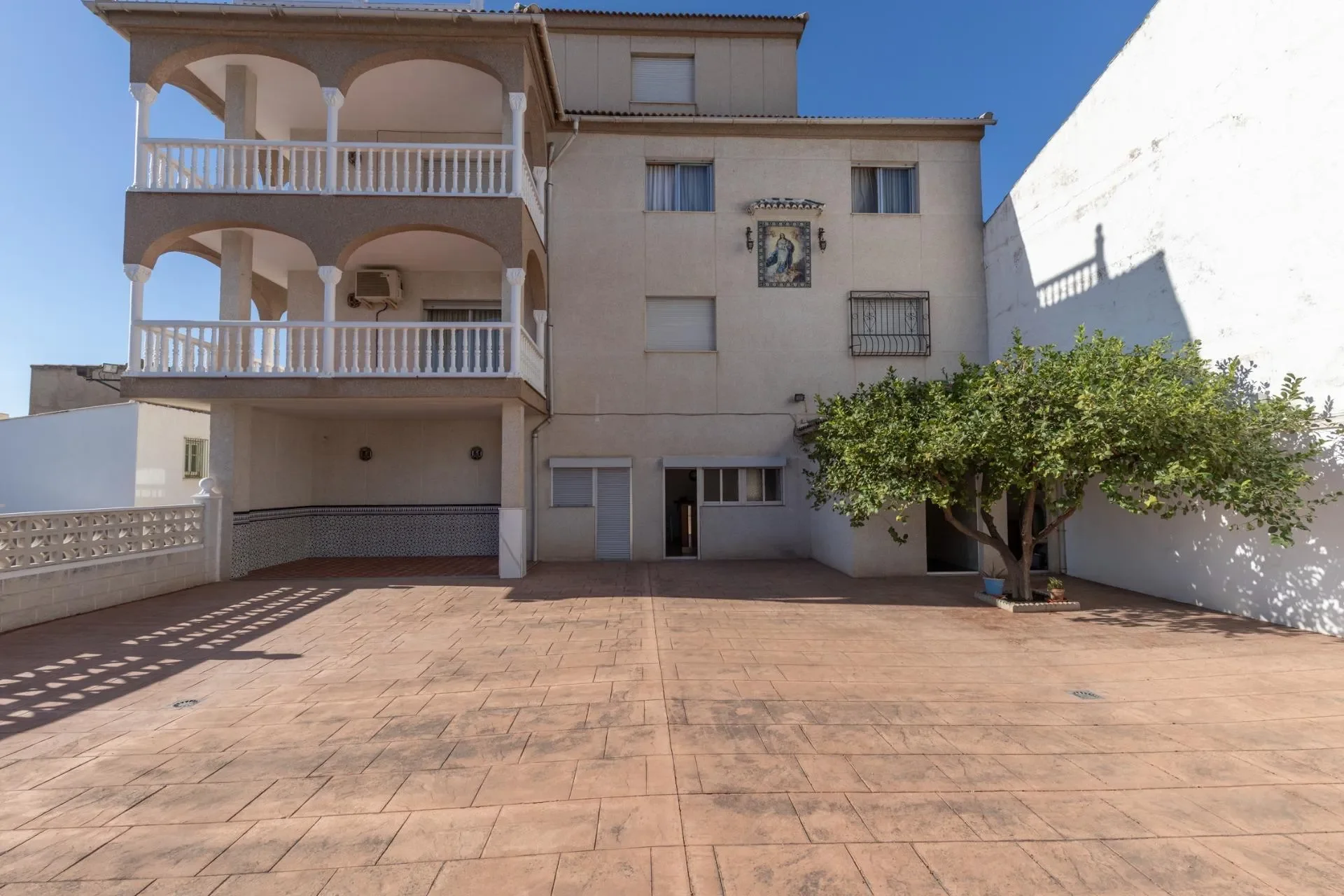 Exterior photo 5