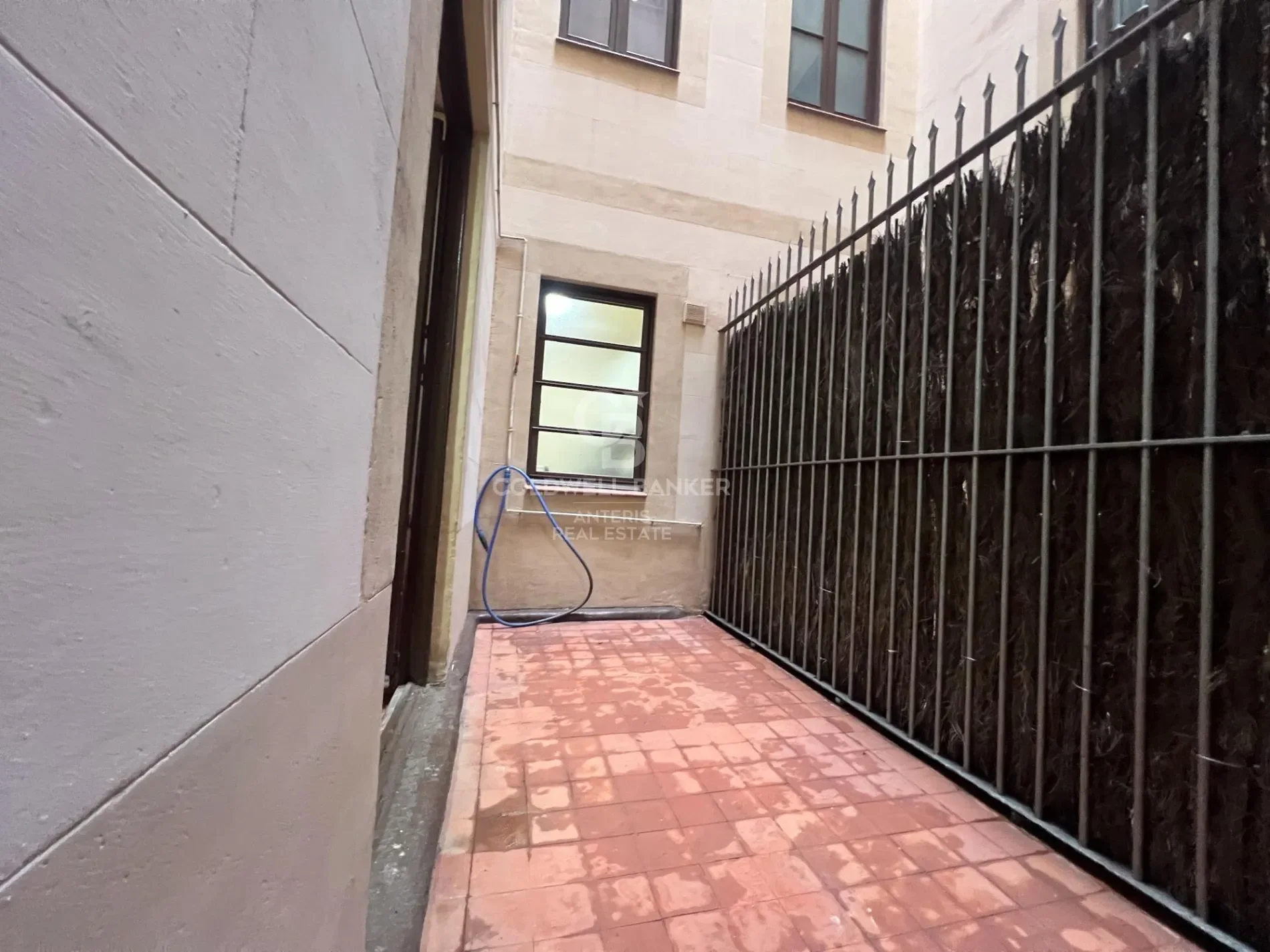 Exterior photo 3