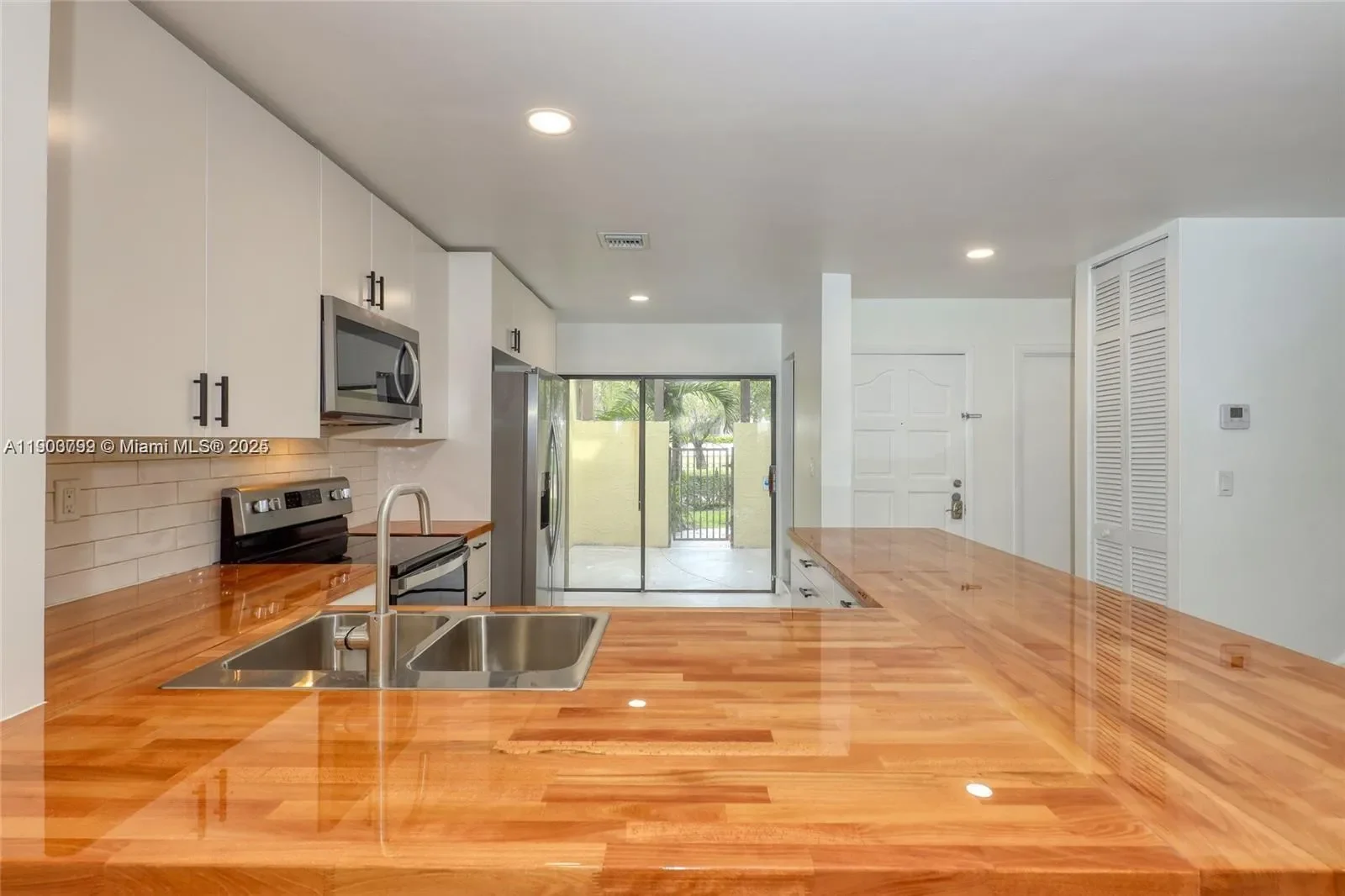 3905 Adra Ave, Doral, Florida, United States. - Photo 1